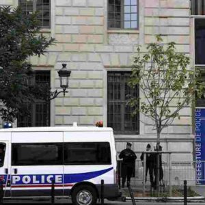 Sparatoria a Parigi davanti all'ospedale: un morto e un ferito, il killer è in fuga