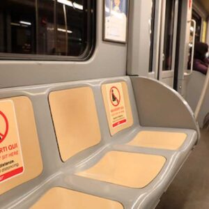 Suicidio in metro a Milano: morta una ragazza. Linea rossa interrotta, navette sostitutive