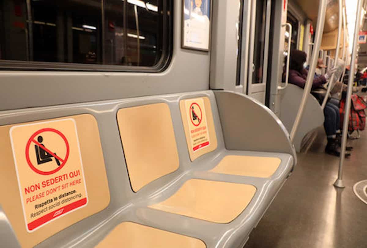 Suicidio in metro a Milano: morta una ragazza. Linea rossa interrotta, navette sostitutive