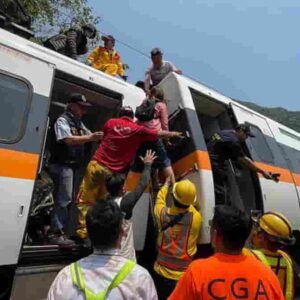 Taiwan, treno deraglia nel tunnel, decine di morti: incidente causato da un camion che è scivolato lungo i binari