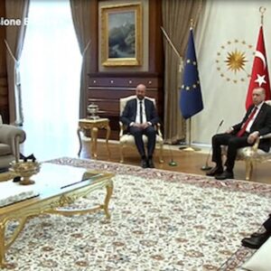 Ursula von der Leyen, il sofa-gate e la poltrona negata: cafoni Michel e Erdogan, seduti prima di una signora