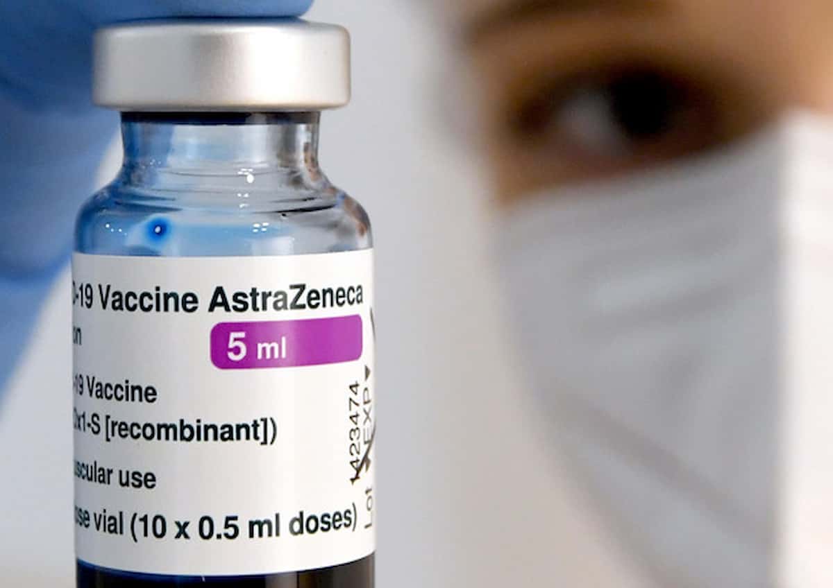 Vaccino AstraZeneca, il responsabile Ema: "Difficile negare un rapporto con i casi di trombosi"