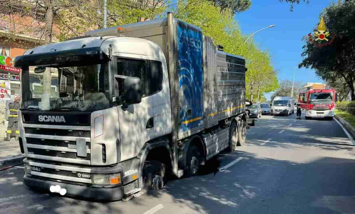 Voragine in via dei Colli Portuensi a Roma: un camion resta intrappolato nel manto stradale