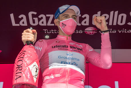 Giro d’Italia, sesta tappa, vince lo svizzero Gino Mader, maglia rosa all’ungherese Attila Valter