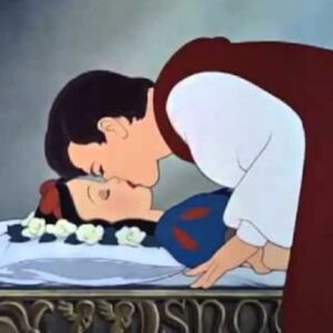 Biancaneve e il bacio del principe, la polemica: "Non è consensuale". Doveva lasciarla morire?