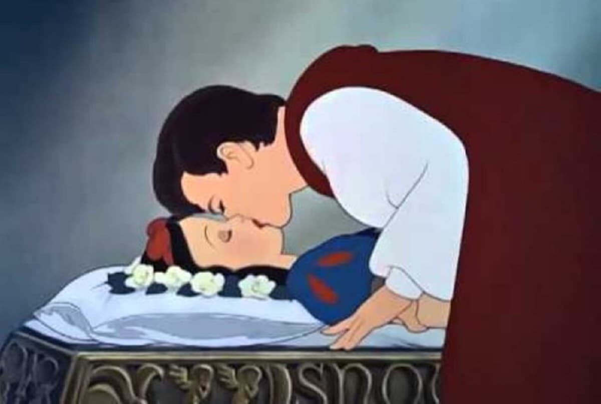 Biancaneve e il bacio del principe, la polemica: "Non è consensuale". Doveva lasciarla morire?