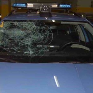 Bari, poliziotti aggrediti durante un controllo sulla statale 16: calci, pugni e persino testate alla volante