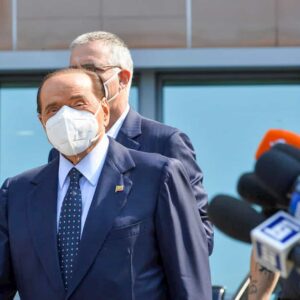 Silvio Berlusconi in ospedale (di nuovo): ricoverato al San Raffaele per accertamenti post Covid
