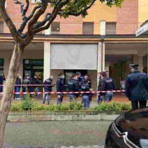 Bologna, rapina con sparatoria in una banca di via Bentini: guardia giurata ferita dai rapinatori