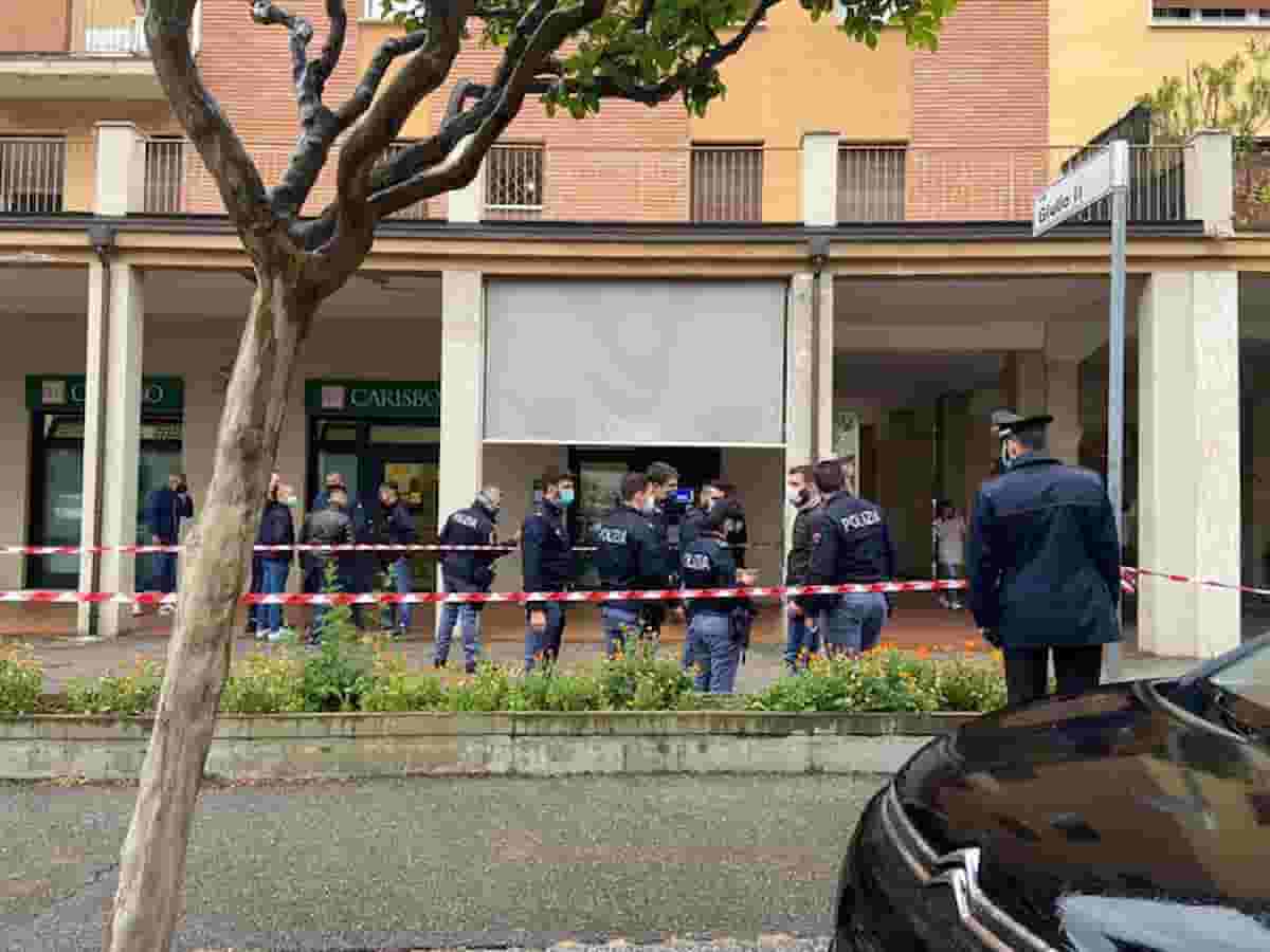 Bologna, rapina con sparatoria in una banca di via Bentini: guardia giurata ferita dai rapinatori