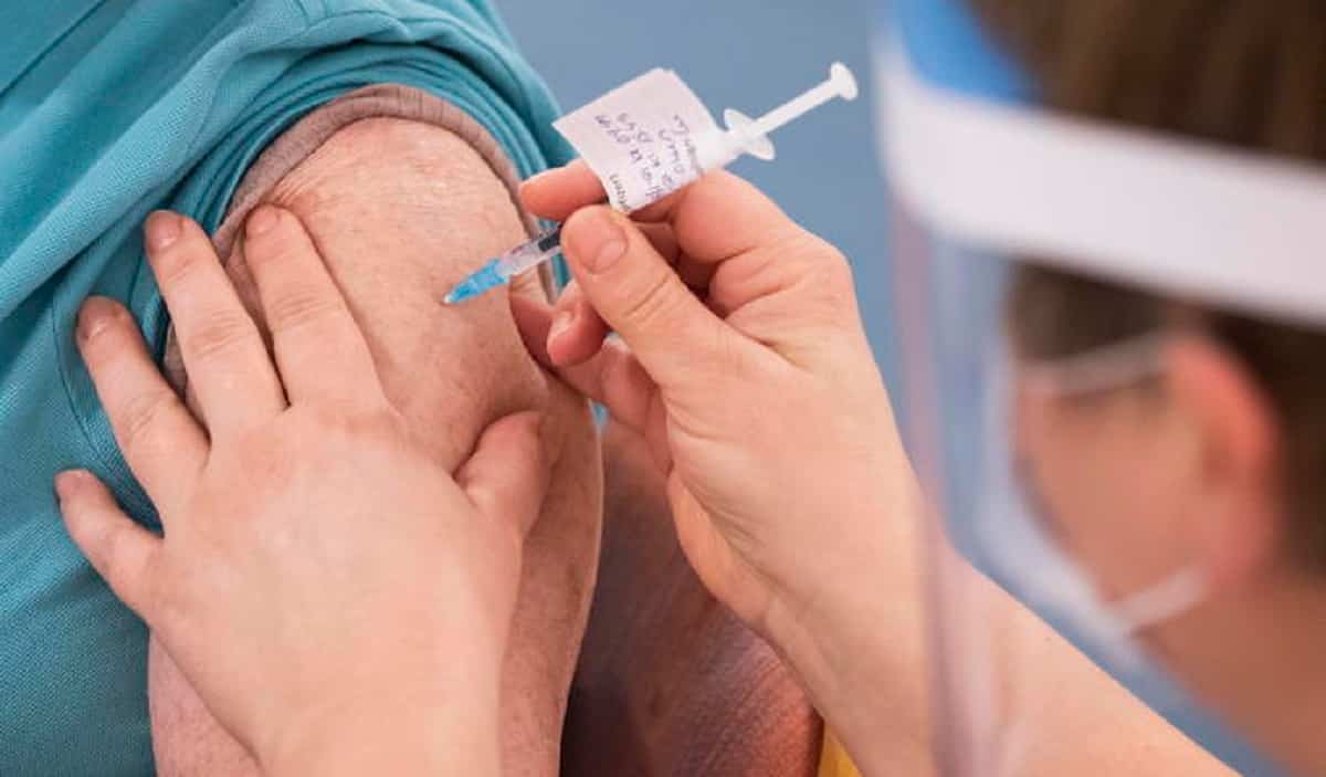 Virginia riceve 6 dosi di vaccino, cosa rischia: al momento niente, ma forse lo deve rifare...