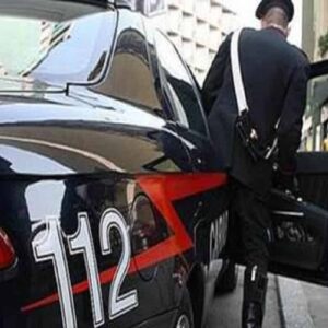 Paternò (Catania): sta per lanciarsi dal quarto piano, carabiniere fuori servizio interviene e lo salva