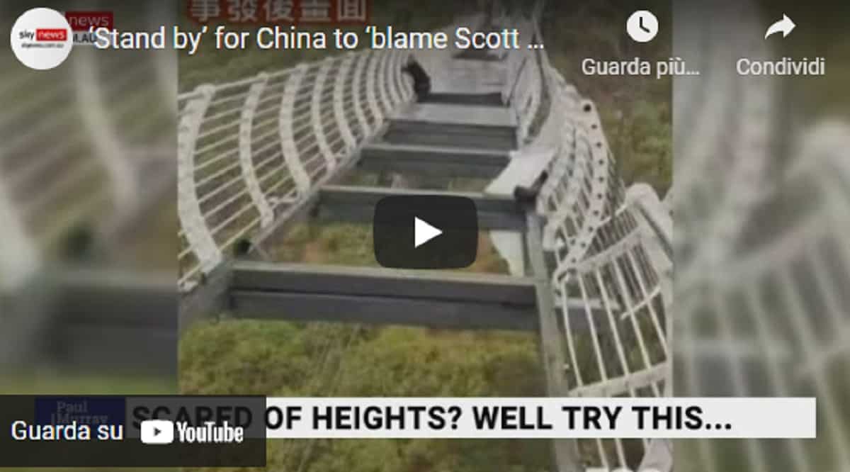 Cina, il vento è troppo forte e il ponte di vetro oscilla: turista resta bloccato per mezz'ora