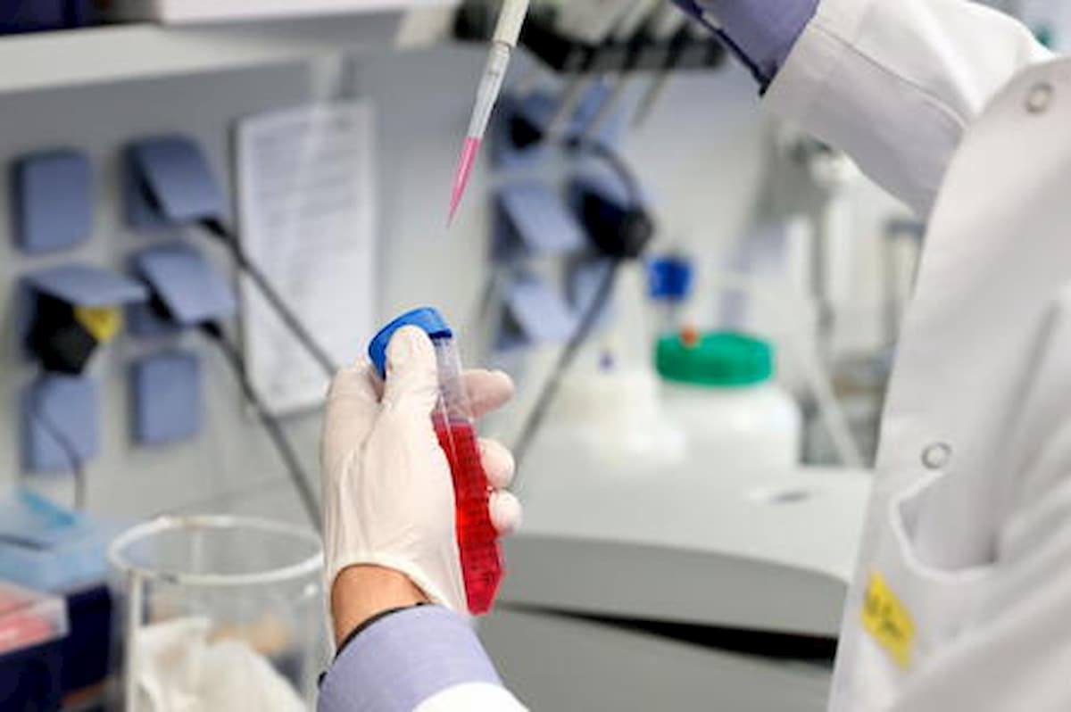 "Coronavirus nato da incidente in laboratorio di Wuhan", la tesi di un gruppo di scienziati inglesi