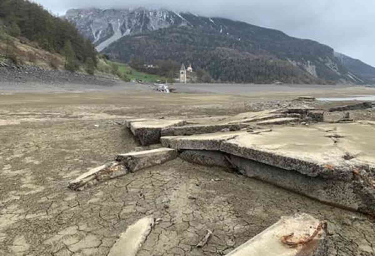 Curon, abbassato il livello dell'acqua: riaffiora il paese sommerso nel 1950