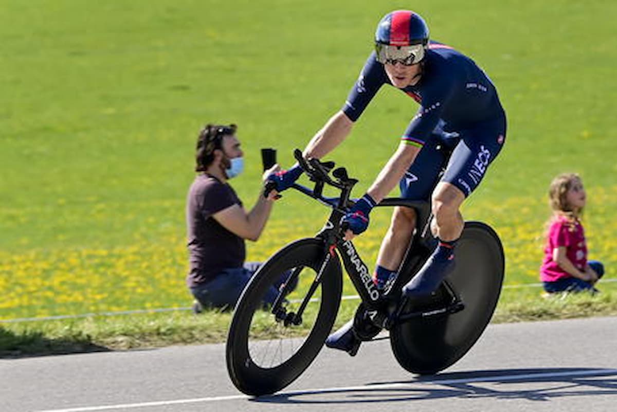 Giro d’Italia : terza tappa, vince l’olandese Van Der Hoorn. Cinque italiani nella Top ten. Ganna sempre maglia rosa. Albanese comanda la classifica degli scalatori