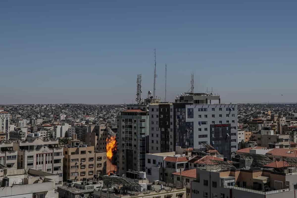 Striscia di Gaza, missili israeliano radono al suolo sede Al Jazeera e Ap. Hamas: "La nostra reazione scuoterà Israele"