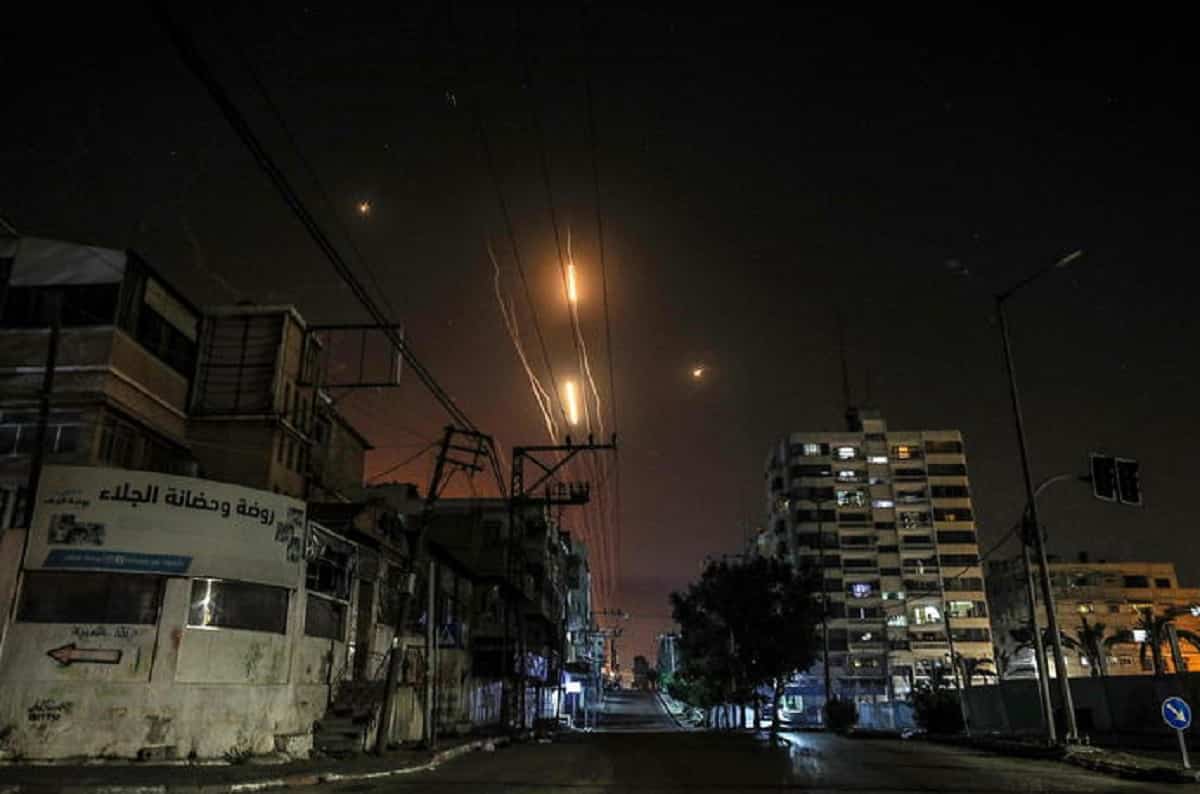 Striscia di Gaza, razzi palestinesi su Tel Aviv. Pioggia di fuoco sulla città, il VIDEO. Israele uccide dirigenti di Hamas