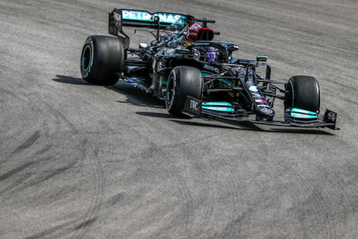  Formula 1, Lewis Hamilton ha vinto il GP del Portogallo. Due Mercedes sul podio, solo una Ferrari andata a punti