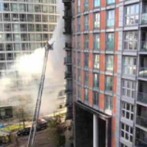 Londra, grande incendio in un palazzo popolare di 19 piani: sono intervenuti 100 pompieri