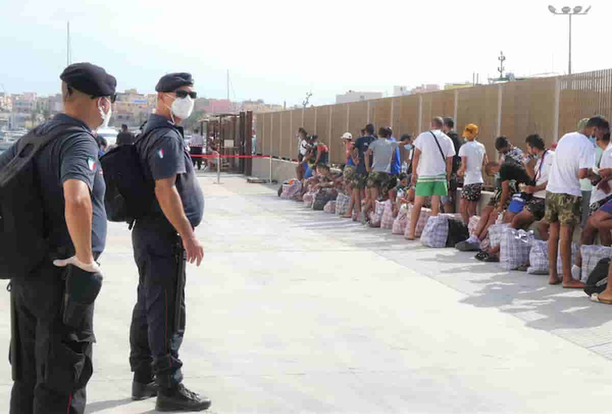 Lampedusa invasa dai migranti, poliziotti a rischio contagio e turni di lavoro massacranti