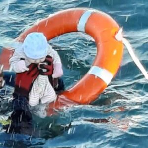 Migranti, neonato salvato in mare: la FOTO simbolo che arriva da Ceuta in Spagna
