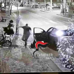Napoli, rapina in viale Colli Aminei: ma il comandante dei carabinieri è affacciato alla finestra e interviene VIDEO
