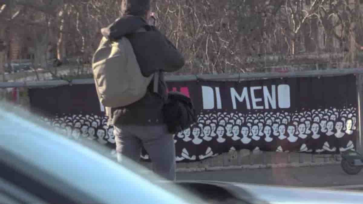 Roma, Ponte Garibaldi: per fare un selfie si sporge troppo e cade sulla banchina del Tevere