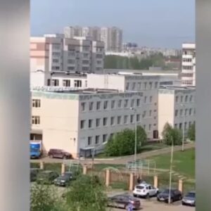 Strage in una scuola a Kazan, ragazzo uccide bambini e insegnanti. Ragazzi si buttano dalle finestre VIDEO