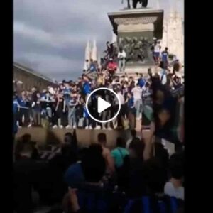 Scudetto Inter, assembramenti in piazza Duomo: festeggiamenti con tanti tifosi e poche mascherine VIDEO