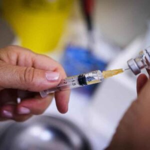 Massa, 6 dosi di vaccino Pfizer per errore a una tirocinante di Psicologia: per ora sta bene, ma è ricoverata