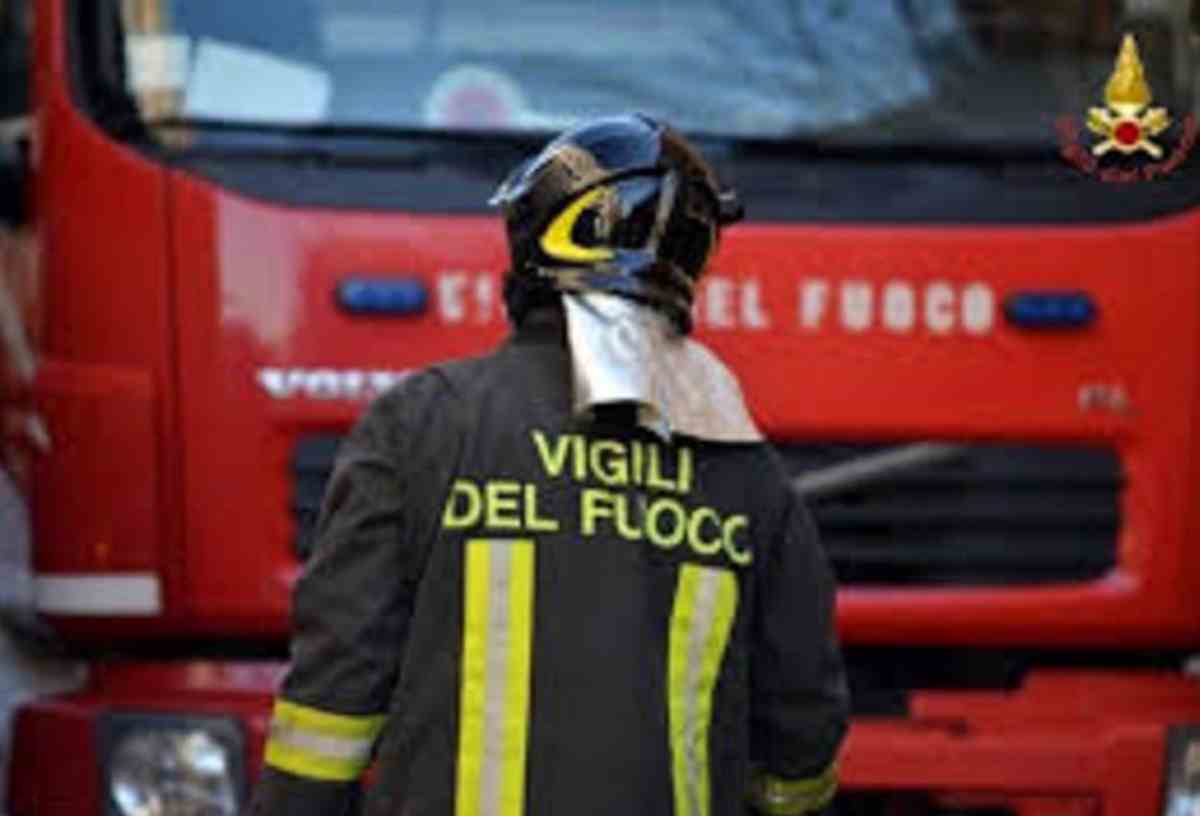 Costa Roncanali (Grosseto), incendio boschivo all'Argentario: pompieri a presidio delle case minacciate dalle fiamme