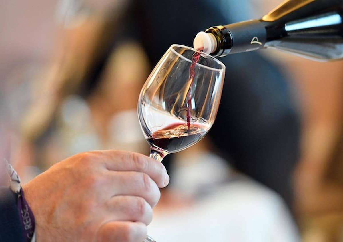 Nel vino c'è troppo alcol, a Bruxelles qualcuno vuole male all'Italia: interessi misteriosi dietro una eurofollia
