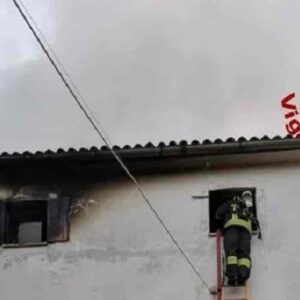 Incendio a Vittorio Veneto, fulmine colpisce palazzina in via Casalta: casa in fiamme, morto un uomo