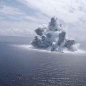 Mega esplosione in mare per testare la portaerei Usa: come una scossa di terremoto 3.9 VIDEO