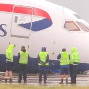 british airways crolla in pista