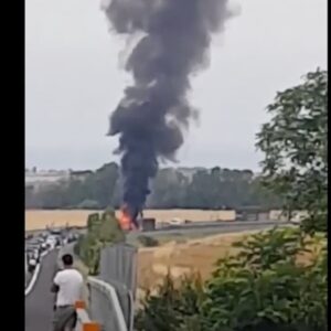 A12, incidente sulla Roma-Civitavecchia: camion in fiamme, conducente morto carbonizzato VIDEO