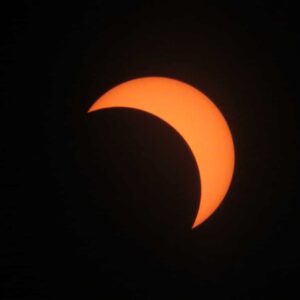 Eclissi solare (parziale) 10 giugno: a che ora, in quali Regioni si vedrà, come vederla a occhio nudo (attenzione)