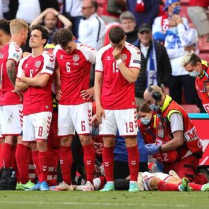 Eriksen perde i sensi durante Danimarca-Finlandia: il giocatore si accascia a terra FOTO