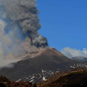 Etna, nuova eruzione del vulcano: fontana di lava e densa colonna di fumo dal cratere Sud-Est