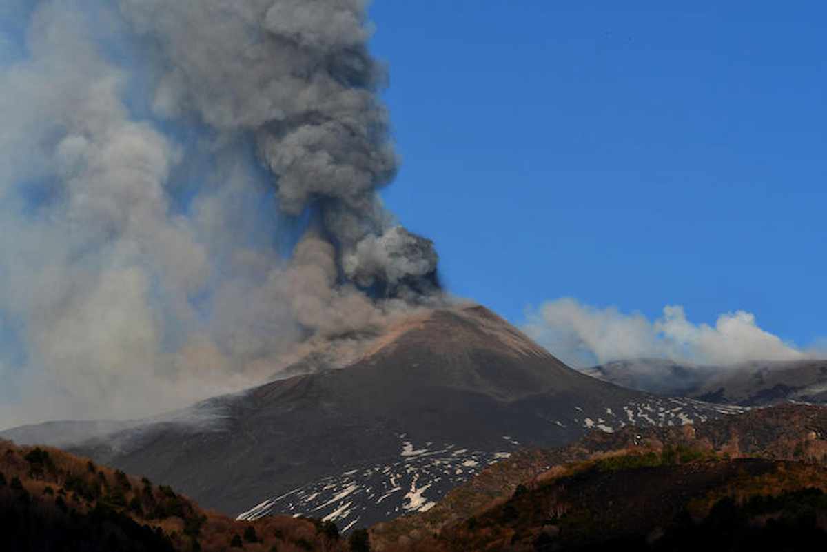 Etna, nuova eruzione del vulcano: fontana di lava e densa colonna di fumo dal cratere Sud-Est