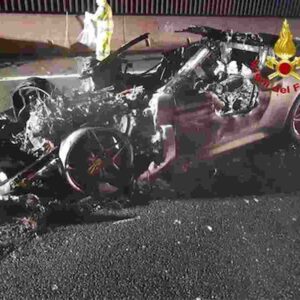 Incidente sulla SGC Firenze-Pisa-Livorno: schianto con la Ferrari contro il guardrail, morto un 55enne