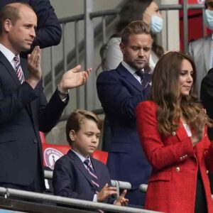 Kate Middleton, William e il principino George a Inghilterra-Germania. Lui annoiato è subito meme