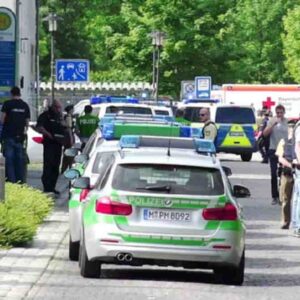 Germania, attacco con il coltello a Erfurt: passanti colpiti a caso, ci sono due feriti