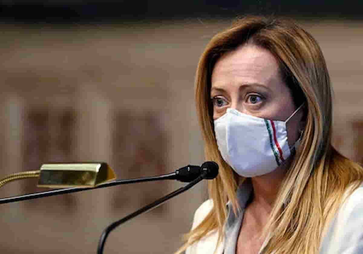 Giorgia Meloni spaventa Salvini che vede Palazzo Chigi col binocolo rovesciato e tira il colpo a Berlusconi