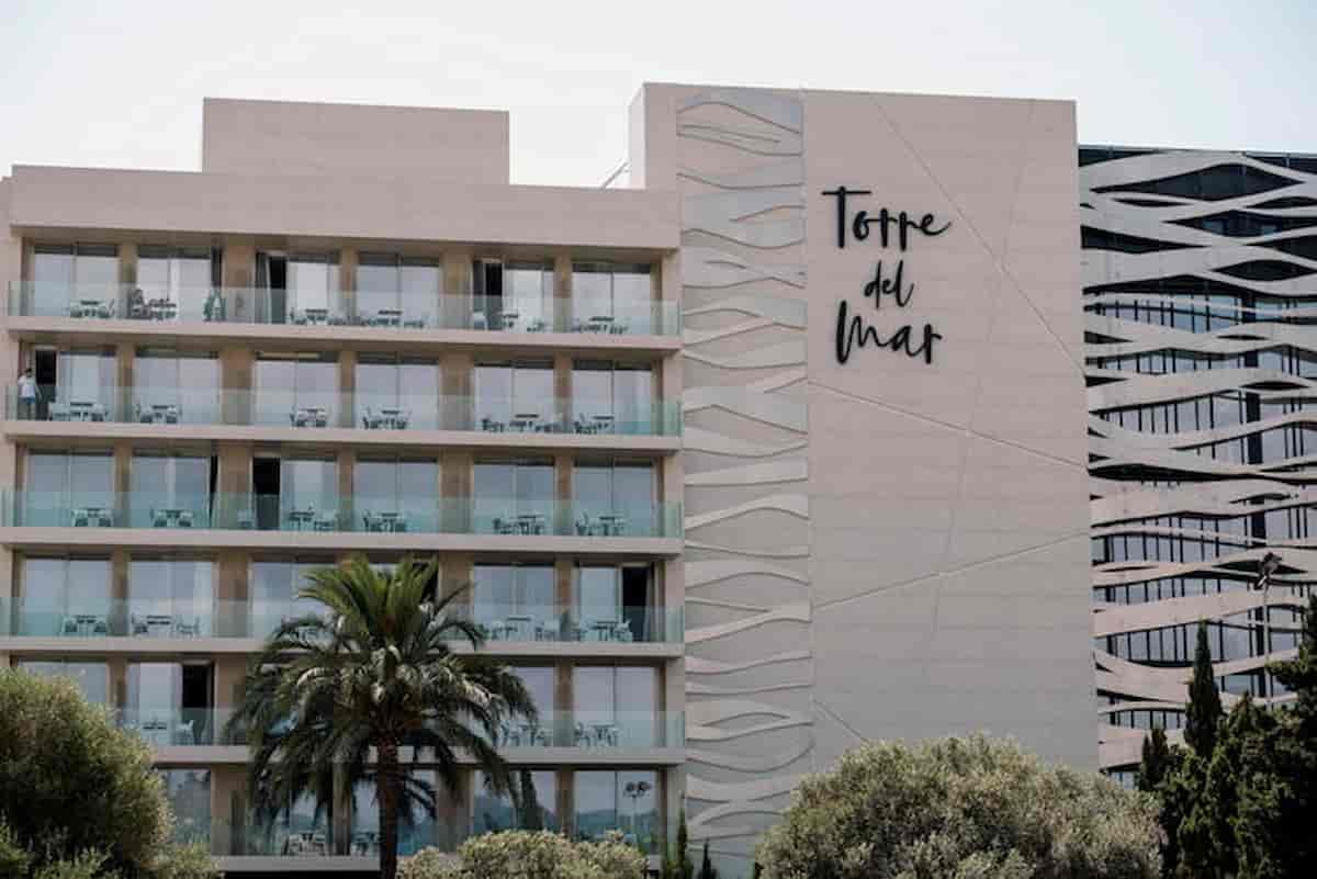 Ibiza, coppia muore precipitando dal balcone dell'hotel Torre del Mar a Platja d'en Bossa. Ipotesi omicidio-suicidio