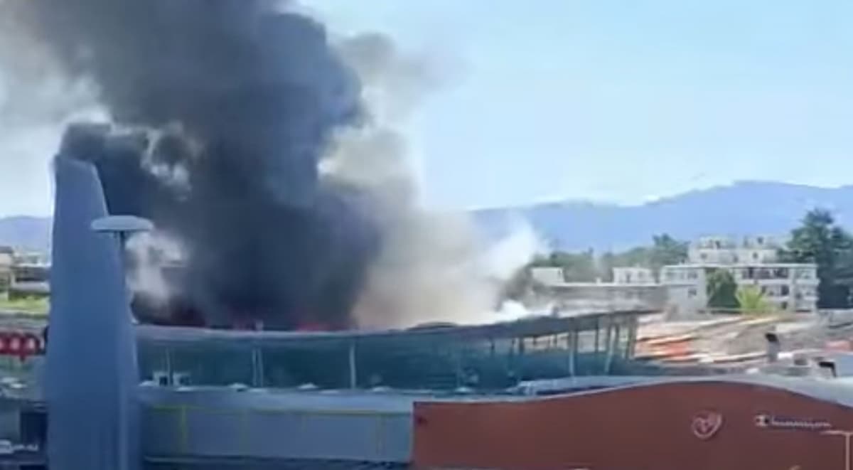 Ponte a Greve, incendio alla Coop Italia: supermercato alla periferia di Firenze evacuato VIDEO