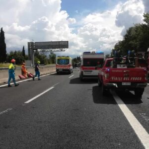 Incidente A1, furgone contro tir a San Giovanni Valdarno: un morto. A Barberino due tir in fiamme