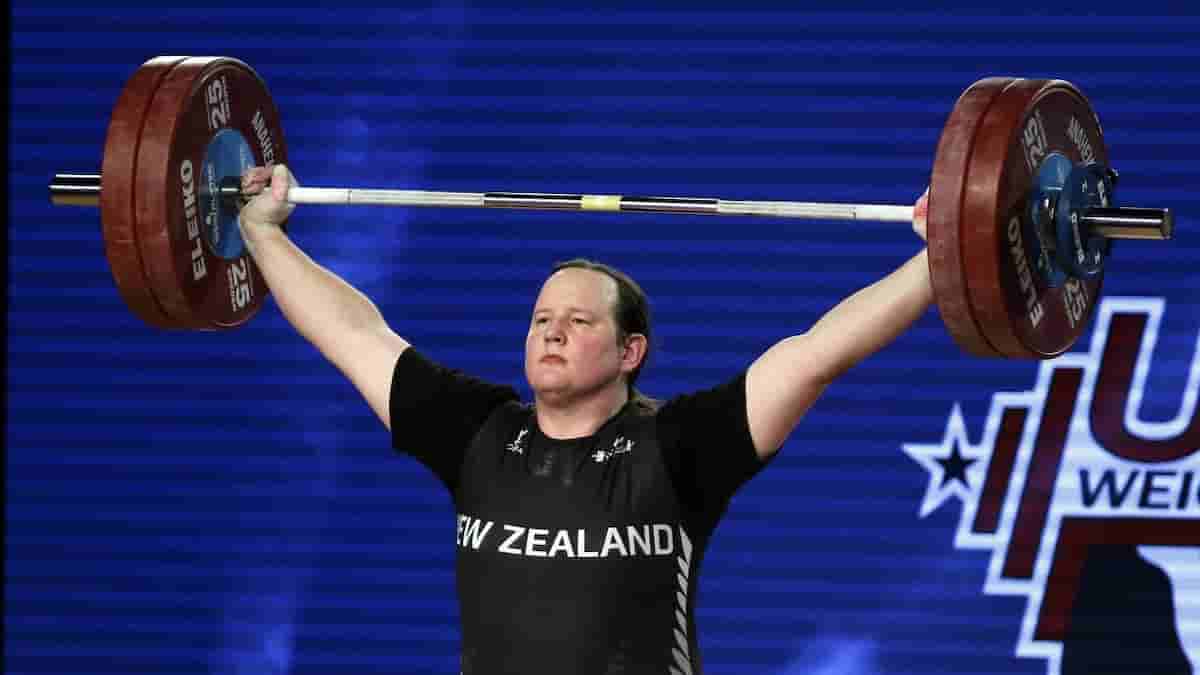 Laurel Hubbard, prima atleta transessuale alle Olimpiadi: sarà a Tokyo per il sollevamento pesi