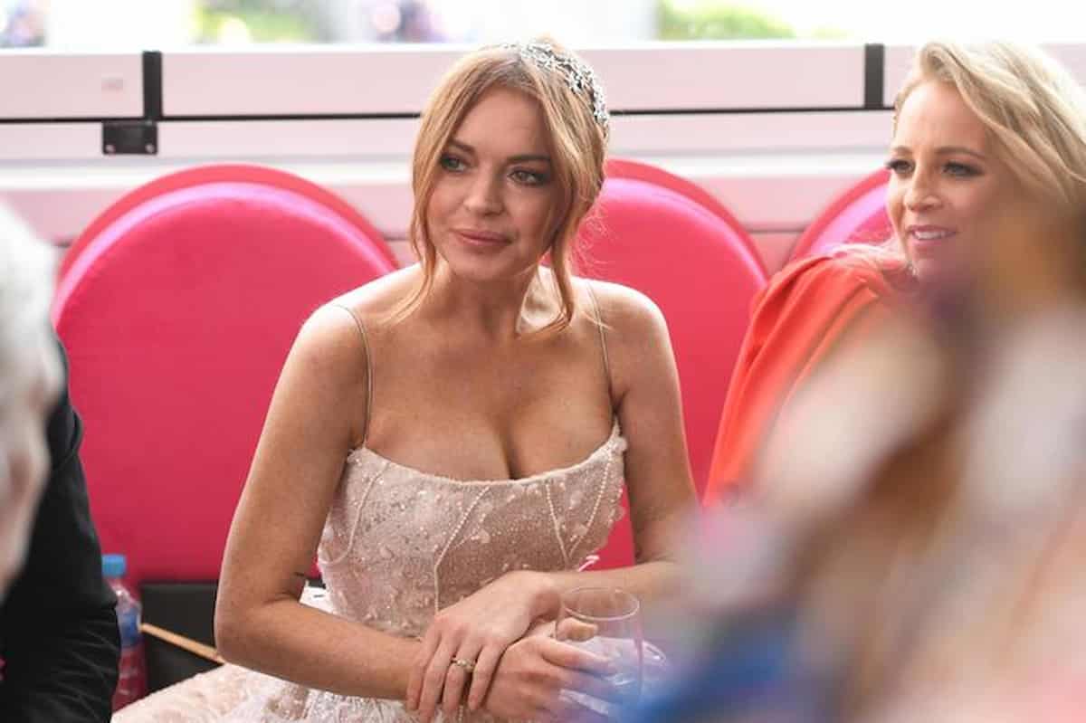 Lindsay Lohan torna sulle scene dopo gli scandali e guai giudiziari. Che fine aveva fatto